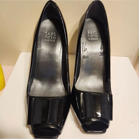 Saks Fifth Avenue Black Patent Leather Ruffle Front Peeptoe Pumps Sz.8 Ret $275 - Picture 3 of 7